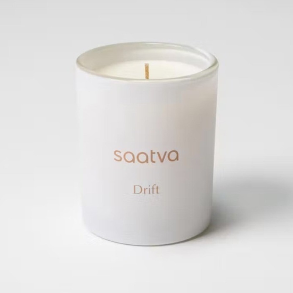 Saatva Scented Candle 8oz White Drift Lavender Vetiver Aromatherapy Relaxing NEW - Picture 1 of 8